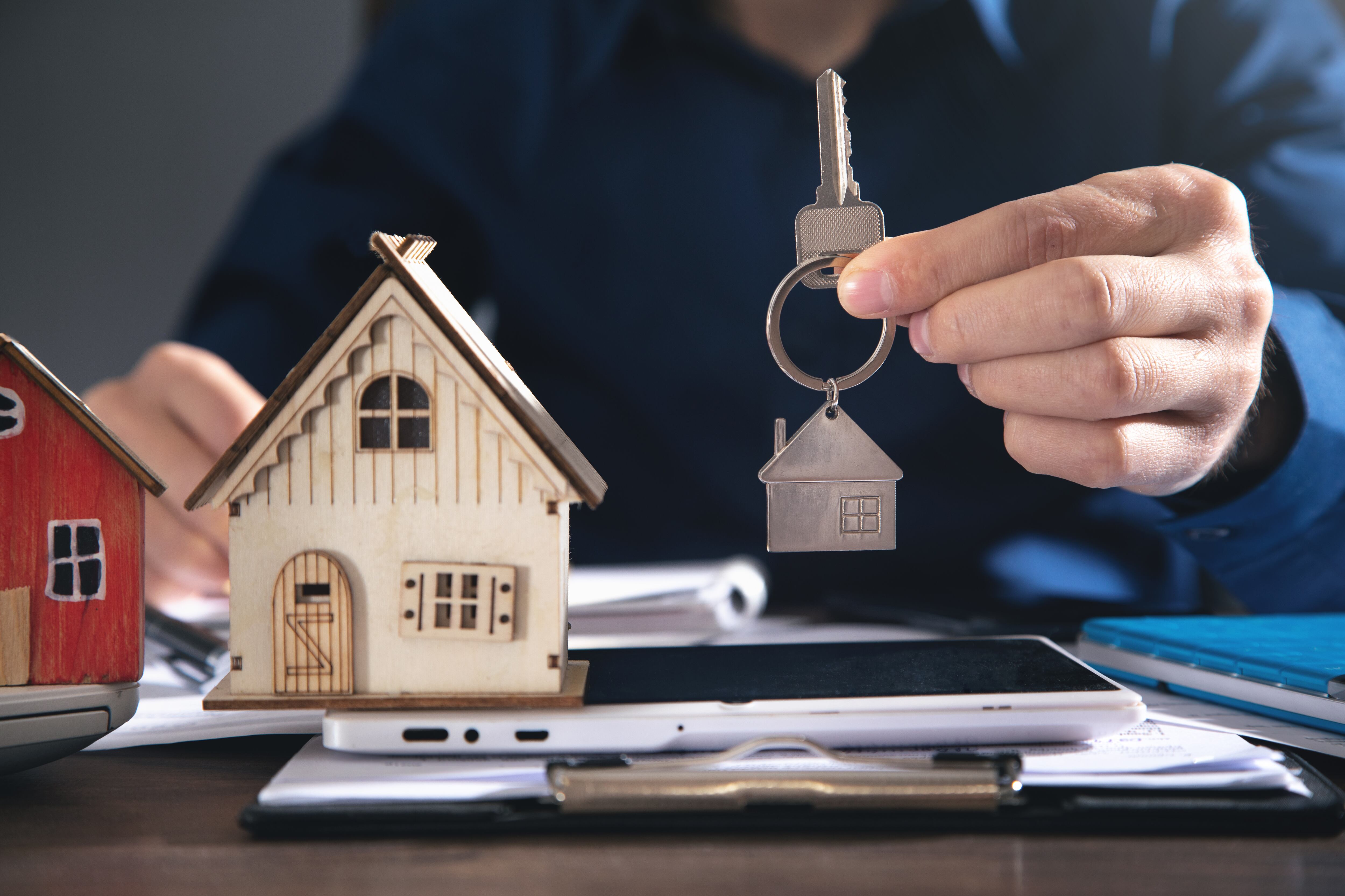Persona con llave de la casa (GettyImages)
