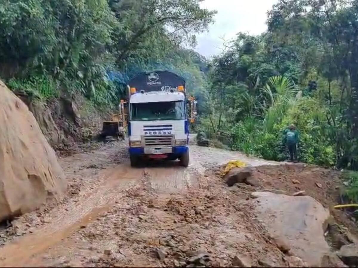 Por lluvias, obras en corredor vial de municipios de occidente están paralizadas