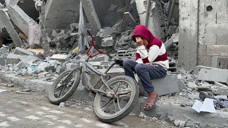 -FOTODELDÍA- RAFAH (PALESTINA), 24/03/2024.- Escombros tras un bombardeo israelí que tuvo como objetivo la casa de tres plantas de la familia Farwana, que se encuentra en el barrio de Al-Geneina, al este de la ciudad de Rafah, Palestina, este domingo. El ataque se produjo exactamente a las 2:30 de la madrugada de hoy, lo que dejó 9 mártires, entre ellos mujeres y niños, uno de los cuales fue dividido en dos partes. El Ejército israelí asedió este domingo de nuevo los hospitales Naser y Al Amal, ambos en la ciudad de Jan Yunis, en el sur del enclave, con intensos bombardeos y disparos en el entorno de ambos centros médicos, mientras mantiene por séptimo día consecutivo la operación en el Shifa de ciudad de Gaza. EFE/Str