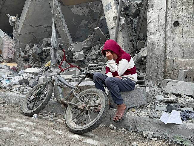 -FOTODELDÍA- RAFAH (PALESTINA), 24/03/2024.- Escombros tras un bombardeo israelí que tuvo como objetivo la casa de tres plantas de la familia Farwana, que se encuentra en el barrio de Al-Geneina, al este de la ciudad de Rafah, Palestina, este domingo. El ataque se produjo exactamente a las 2:30 de la madrugada de hoy, lo que dejó 9 mártires, entre ellos mujeres y niños, uno de los cuales fue dividido en dos partes. El Ejército israelí asedió este domingo de nuevo los hospitales Naser y Al Amal, ambos en la ciudad de Jan Yunis, en el sur del enclave, con intensos bombardeos y disparos en el entorno de ambos centros médicos, mientras mantiene por séptimo día consecutivo la operación en el Shifa de ciudad de Gaza. EFE/Str