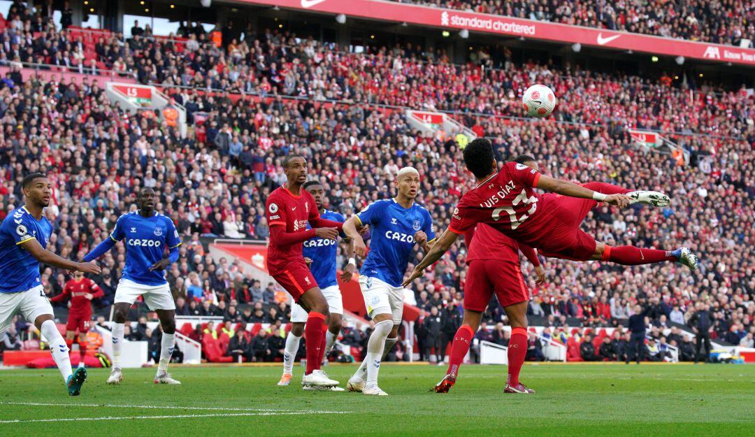 Luis Díaz impacta de tijera la pelota para el gol de Origi.