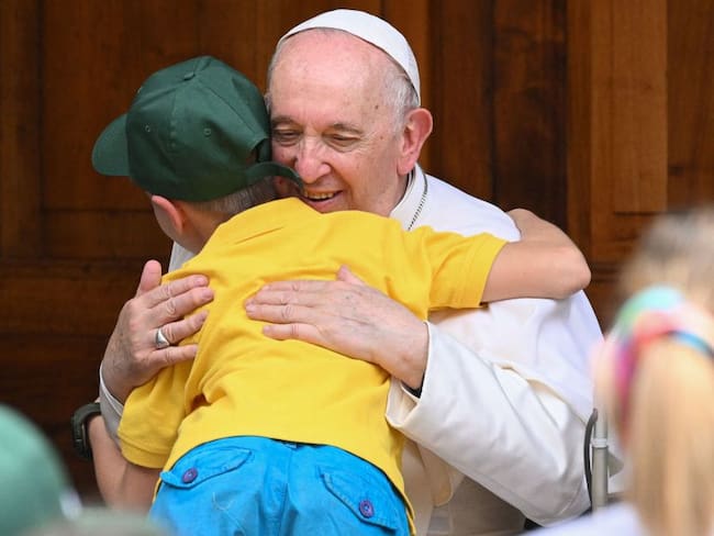 El papa Francisco recibe un niño ucraniano refugiado en El Vaticano. 