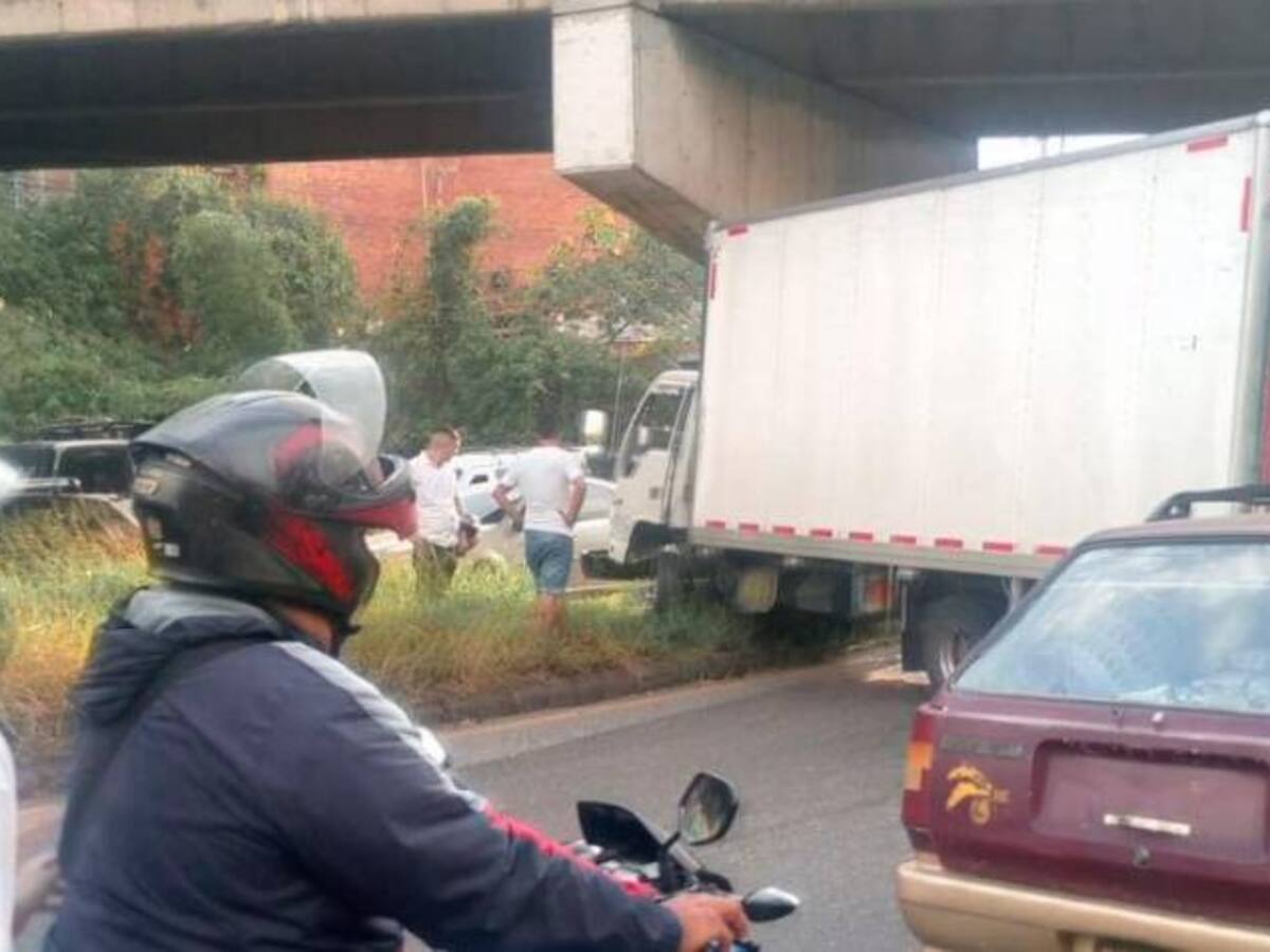 Trancón por turbo estrellada en Mac Pollo