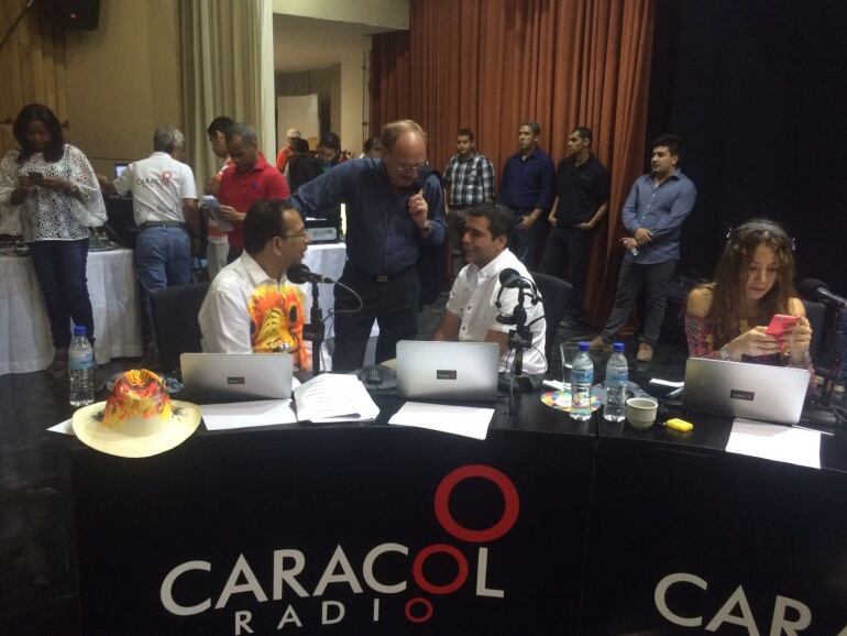 El alcalde de Barranquilla mostró una faceta relajada en el 6 am de Caracol desde el teatro José Consuegra Higgins de la capital del Atlántico.