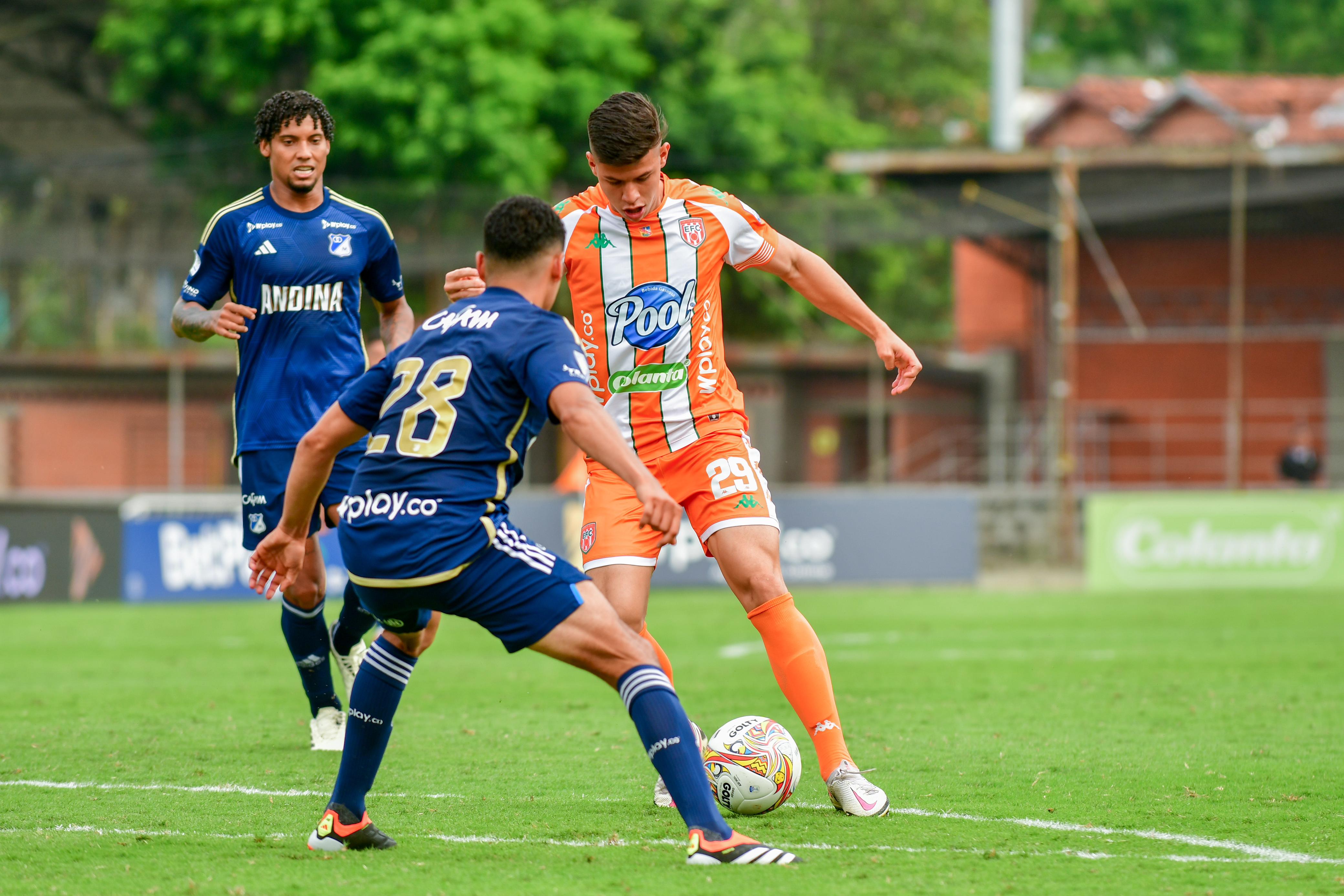Millonarios y Envigado durante el pasado juego en el Polideportivo Sur / Colprensa.