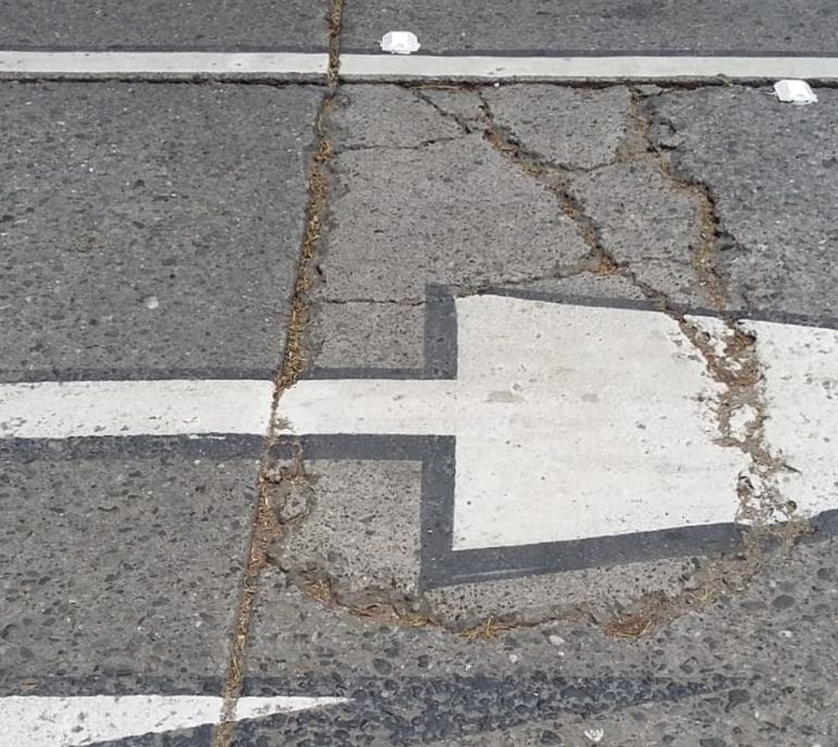 En varios sectores de Armenia, denuncian que señalización vial se aplica en vías dañadas