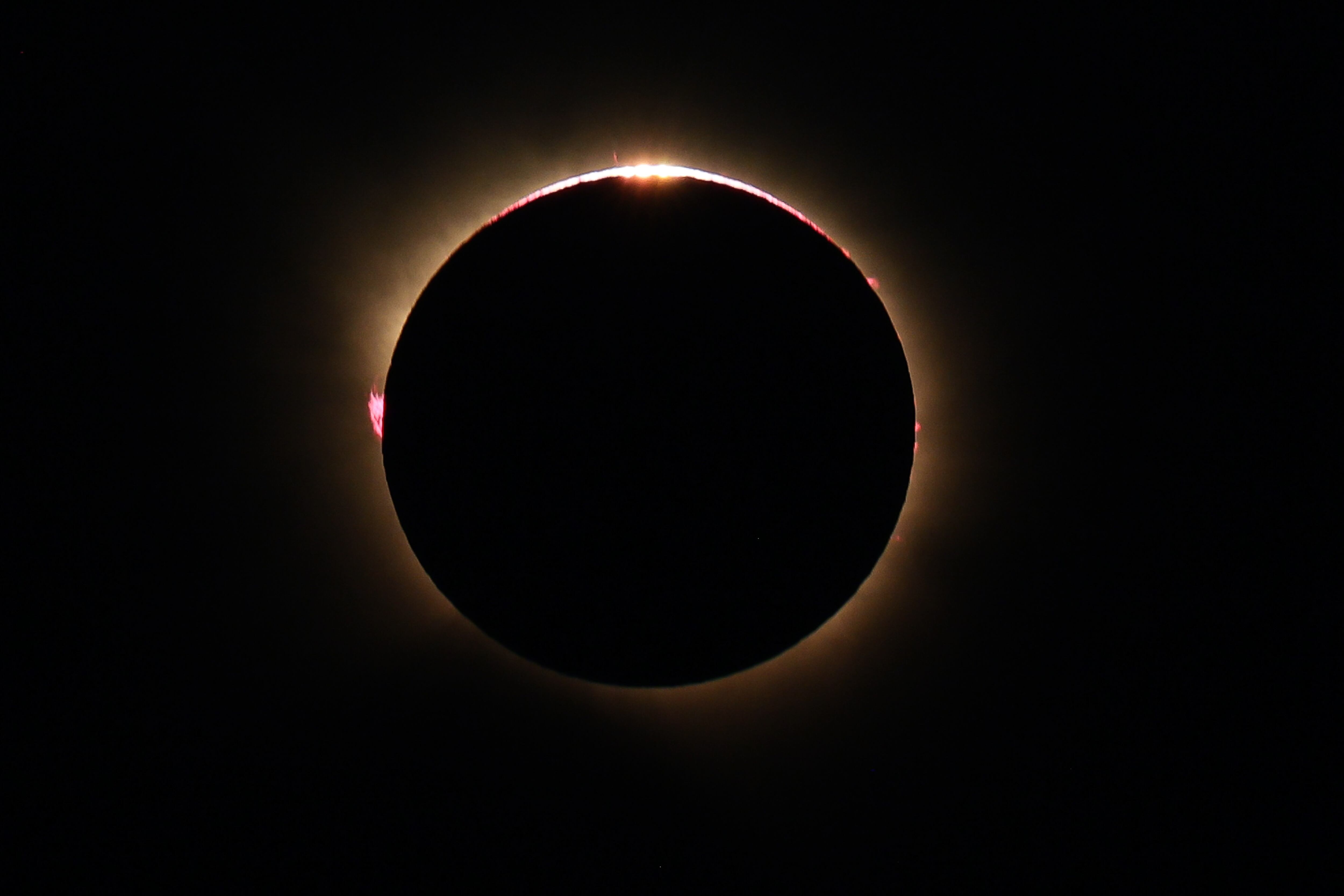 Vista del eclipse solar total desde Segur de Calafell, España. (Photo by Eric Alonso/Getty Images)