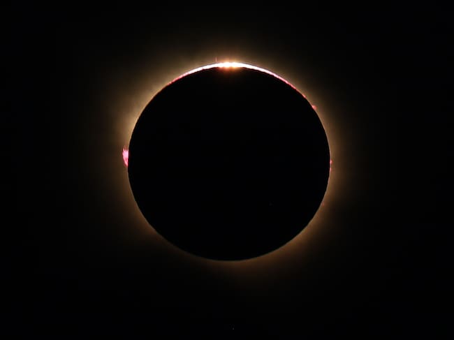 Vista del eclipse solar total desde Segur de Calafell, España. (Photo by Eric Alonso/Getty Images)