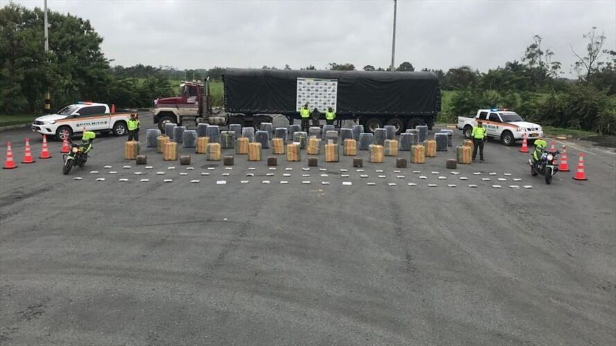 Incautan más de dos toneladas de marihuana camuflada entre papas. Foto: Policía