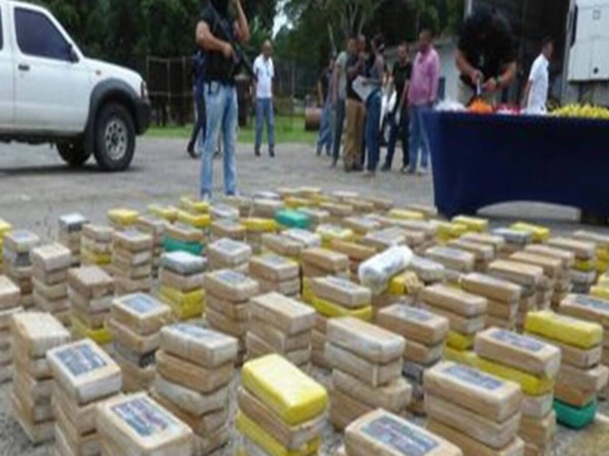 Incautan 800 kilos de cocaína y detienen a cinco colombianos en Perú