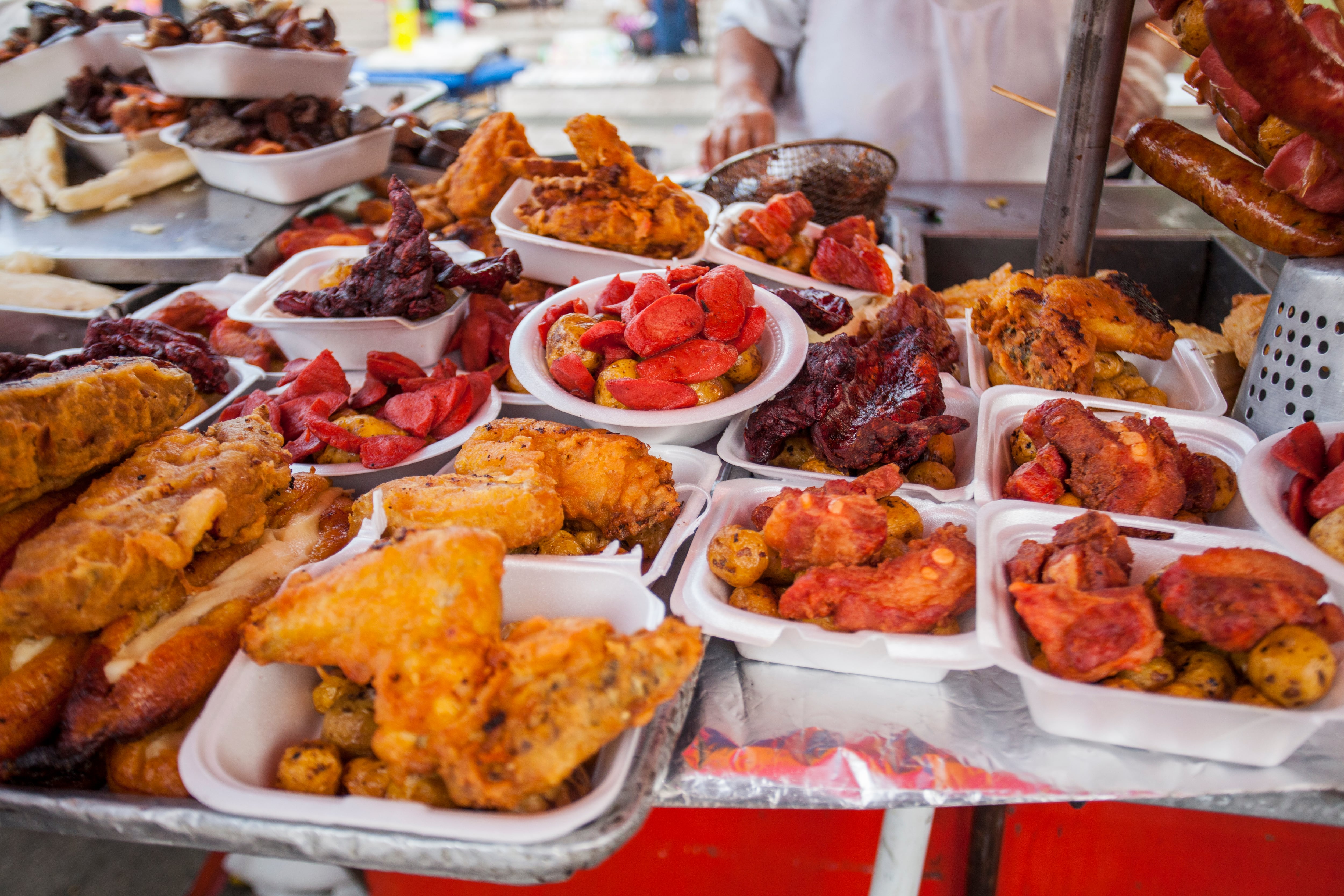 Se encontraron diferencias entre hombres y mujeres en el consumo de alimentos poco saludables, como frituras, refrescos (bebidas gaseosas, energéticas y deportivas) y jugos de fruta.
