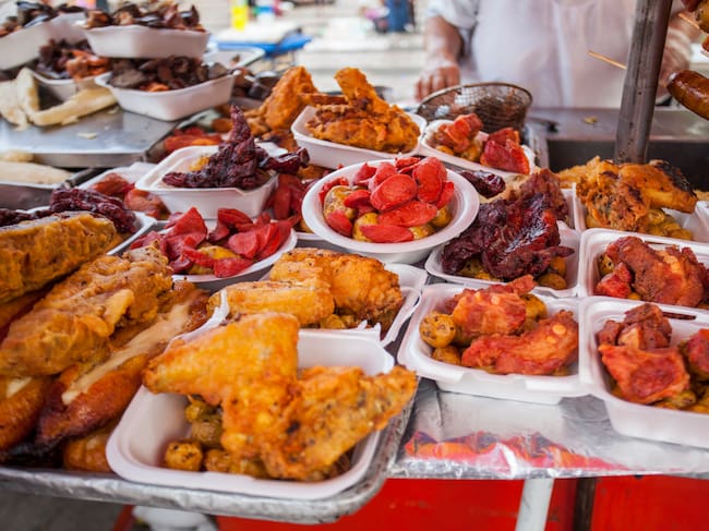 Se encontraron diferencias entre hombres y mujeres en el consumo de alimentos poco saludables, como frituras, refrescos (bebidas gaseosas, energéticas y deportivas) y jugos de fruta.