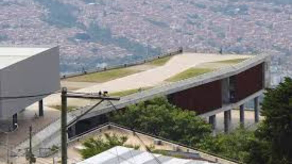 Una menor cae de un cuarto piso en un colegio público Medellín