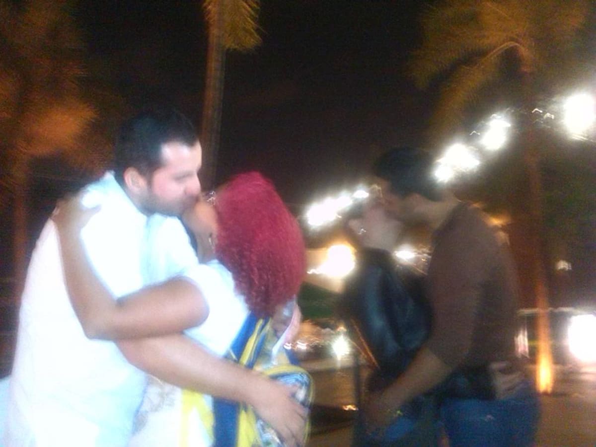 Durante una hora, en este Día de San Valentín, hubo manifestaciones de afecto ciudadano y de amor entre las parejas.