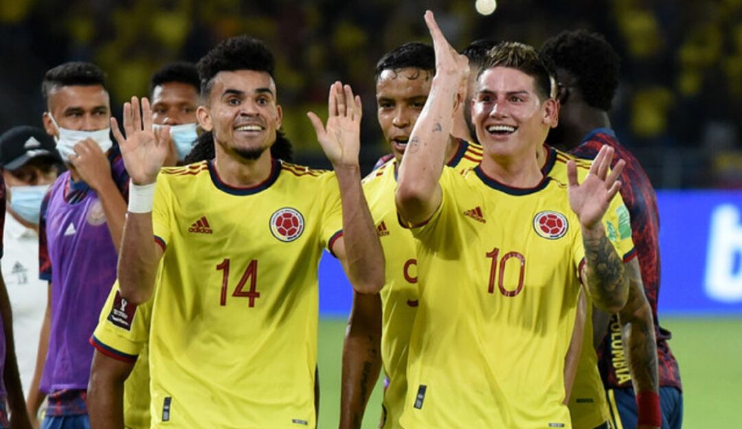 James Rodríguez festeja el primer gol de Colombia junto a Luis Díaz.