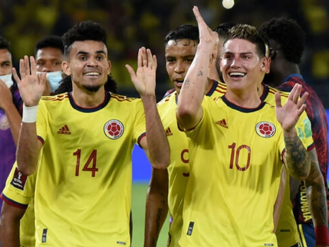 James Rodríguez festeja el primer gol de Colombia junto a Luis Díaz.