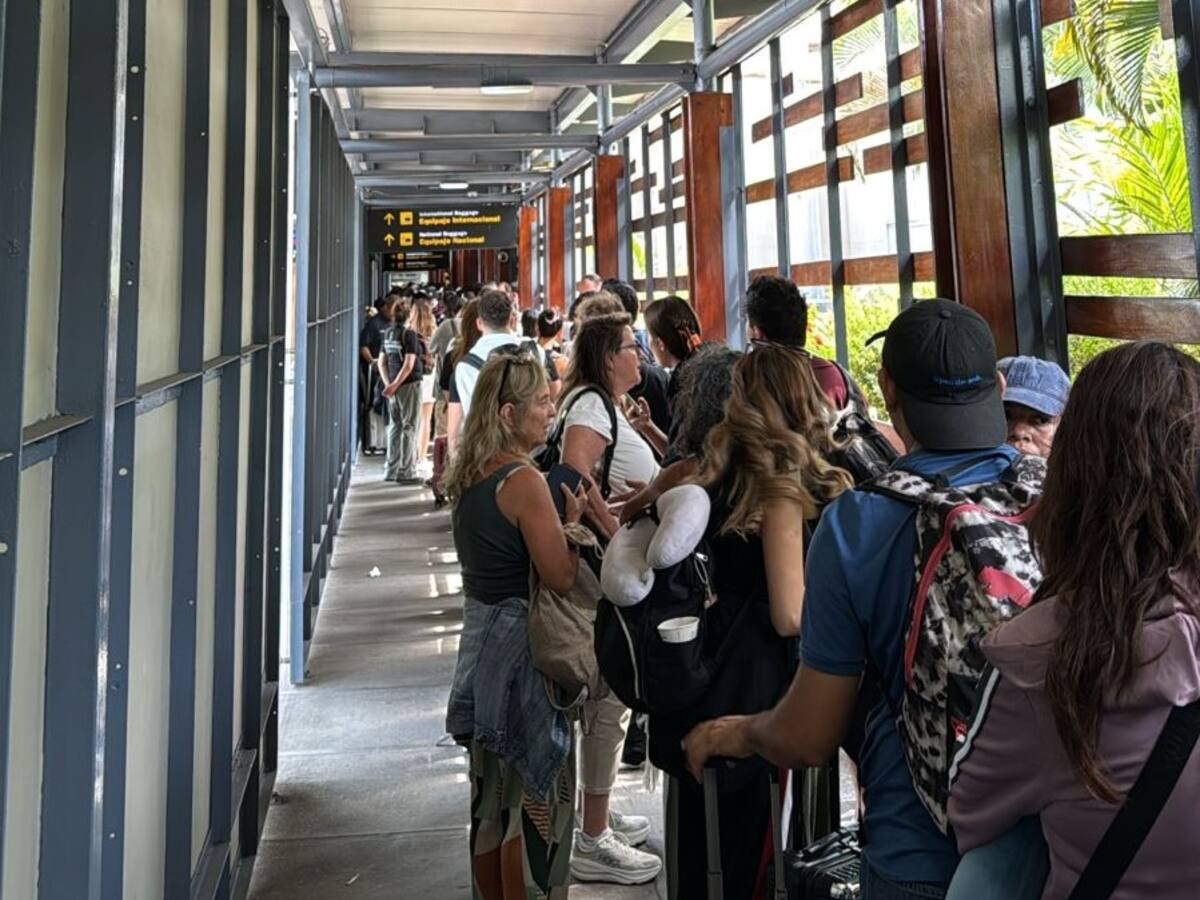 Filas de hasta tres horas en aeropuerto de Cartagena por problemas en proceso de control migratorio