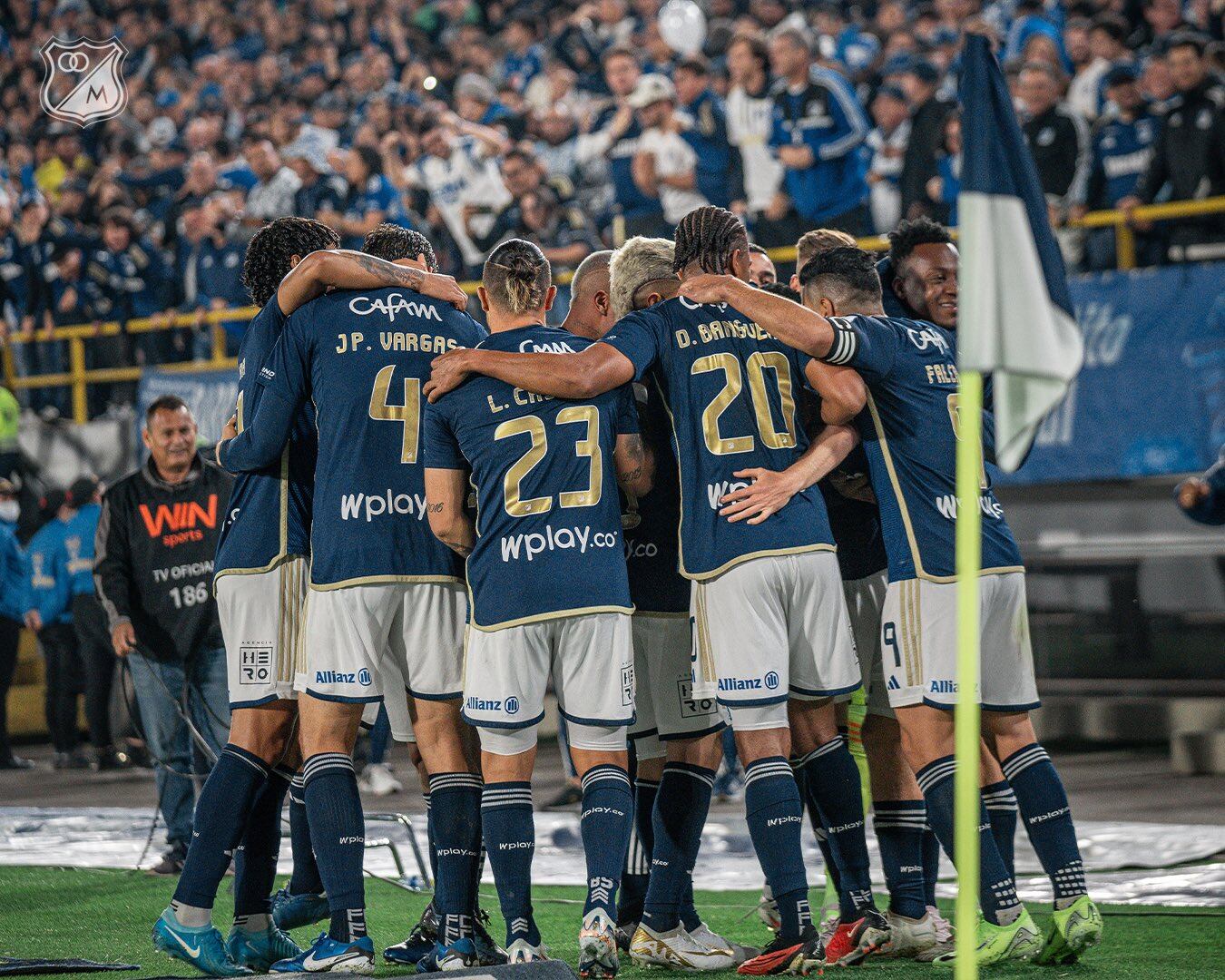 Los jugadores de Millonarios celebran su gol en el clásico ante Santa Fe / Twitter: @MillosFCOficial.