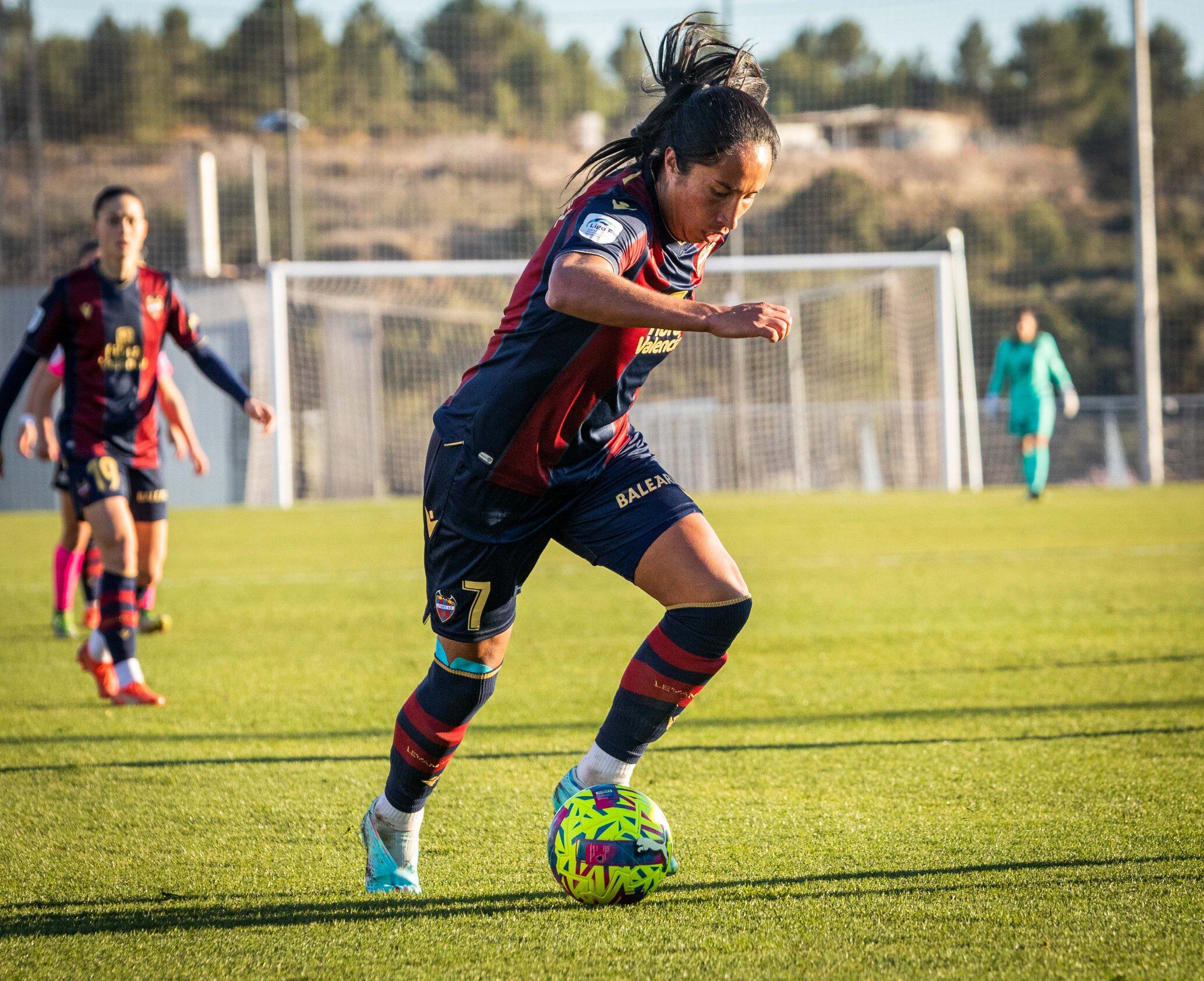 Mayra Ramírez llegó a 12 anotaciones en la temporada con el Levante / Twitter: @LUDfemenino