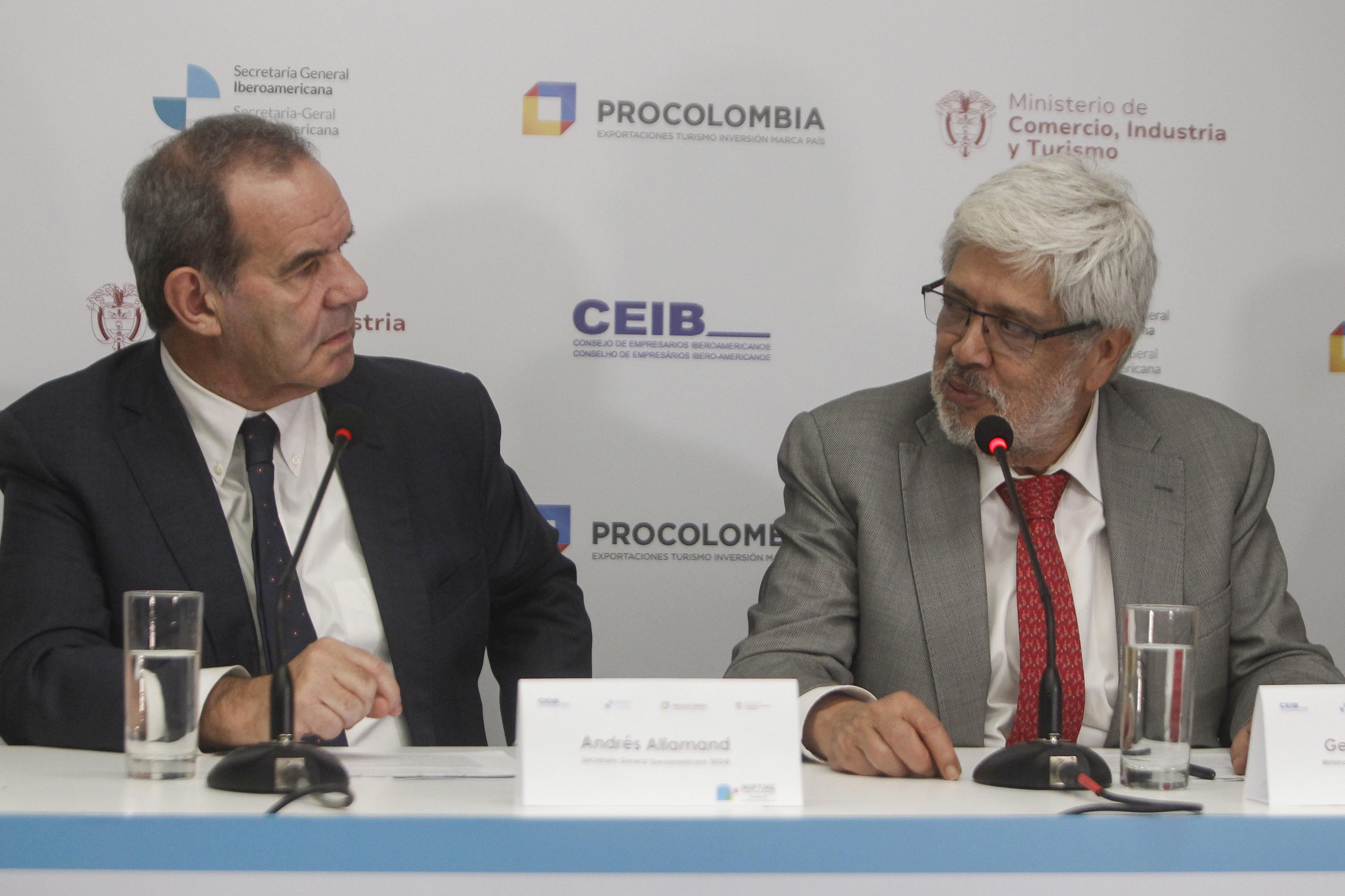 AME4061. MEDELLÍN (COLOMBIA), 12/12/2023.- El ministro colombiano de Comercio, Industria y Turismo, Germán Umaña (d), habla hoy, junto al secretario general de SEGIB, Andrés Allamand (i), durante una rueda de prensa en el VI Foro Iberoamericano Mipýme 2023, en Medellín (Colombia). EFE/ Luis Eduardo Noriega Arboleda
