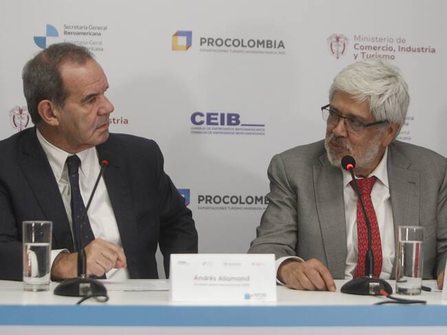 AME4061. MEDELLÍN (COLOMBIA), 12/12/2023.- El ministro colombiano de Comercio, Industria y Turismo, Germán Umaña (d), habla hoy, junto al secretario general de SEGIB, Andrés Allamand (i), durante una rueda de prensa en el VI Foro Iberoamericano Mipýme 2023, en Medellín (Colombia). EFE/ Luis Eduardo Noriega Arboleda