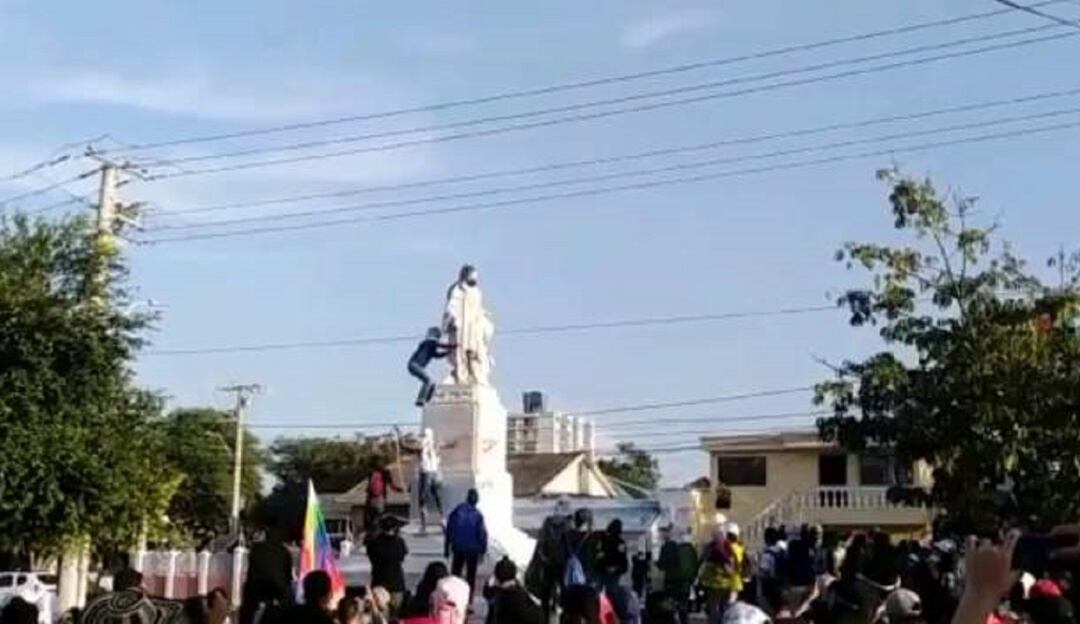 Estatua de Cristóbal Colón que fue derribada. Captura de video