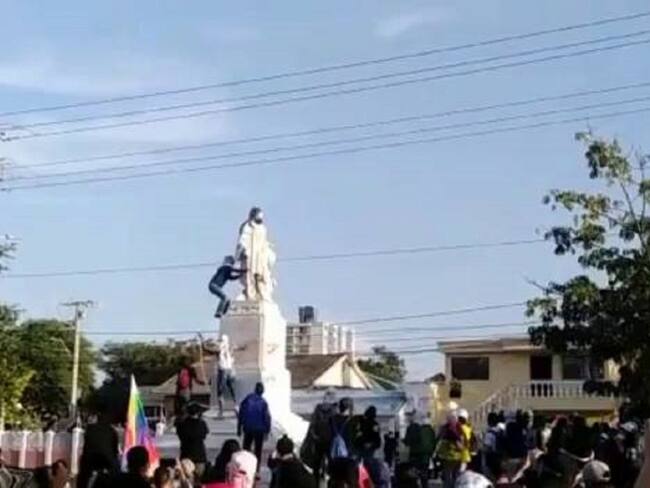 Estatua de Cristóbal Colón que fue derribada. Captura de video