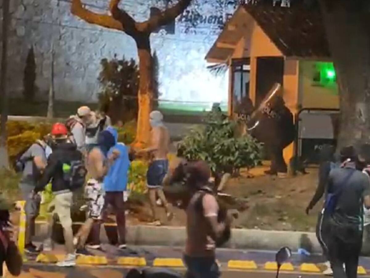 VIDEO: Dañaron CAI y quemaron bus de Metrolínea