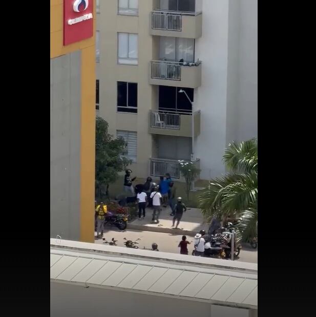 Momentos en que golpeaban al presunto ladrón en Parque Heredia en Cartagena. // Captura de video