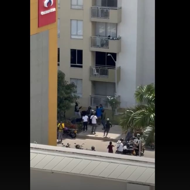 Momentos en que golpeaban al presunto ladrón en Parque Heredia en Cartagena. // Captura de video