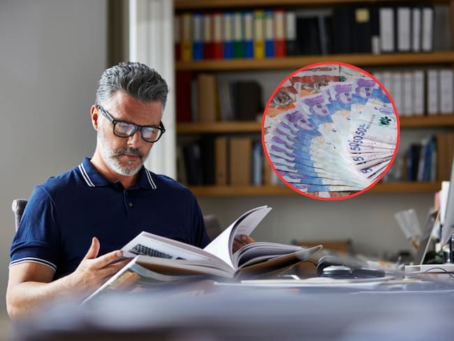 Hombre leyendo un libro en su escritorio de la casa / Dinero colombiano (Getty Images)
