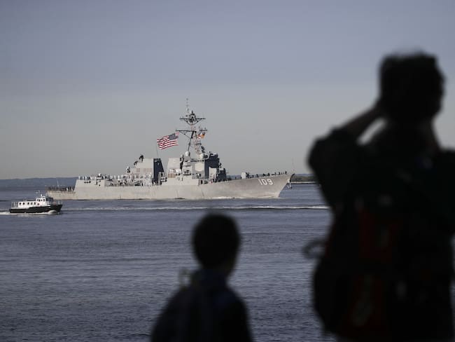 NEW YORK, NY - MAY 22: People watch along the shoreline as the USS Jason Dunham, a naval destroyer ship, sails into New York Harbor at the start of the Fleet Week Parade of Ships, May 22, 2019 in New York City. Now in its 31st year, Fleet Week runs through May 28 and celebrates the sea services. Drew Angerer/Getty Images/AFP (Photo by Drew Angerer / GETTY IMAGES NORTH AMERICA / Getty Images via AFP)