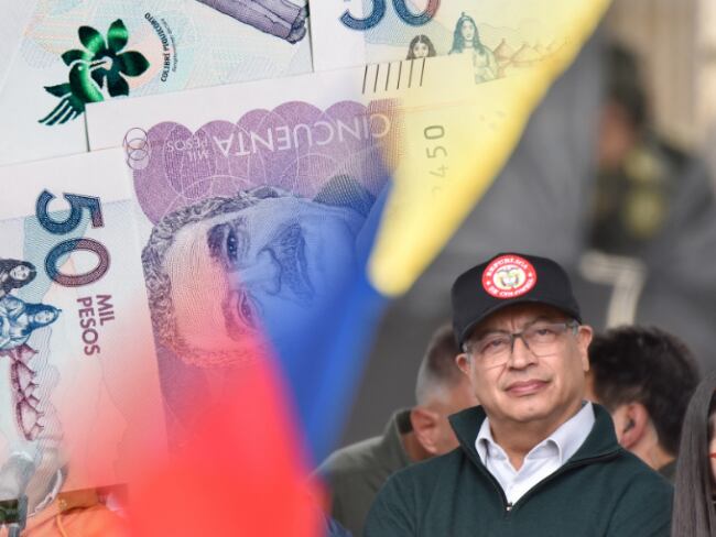 Presidente Gustavo Petro anuncia incremento del salario mínimo al finalizar el 2025.