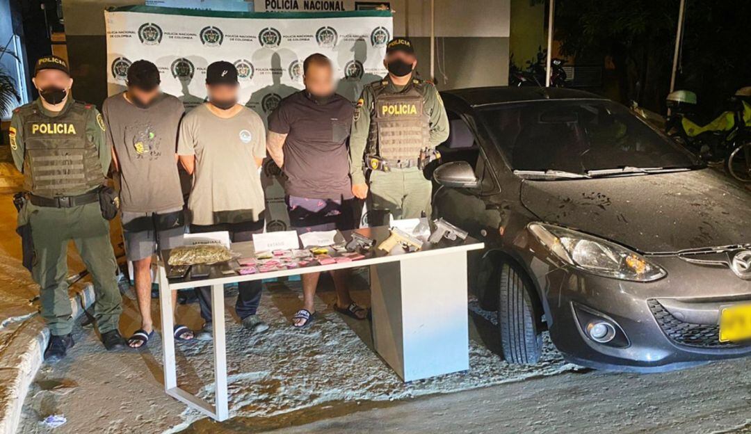 Capturaron a los tres integrantes, inmovilizaron un vehículo, incautaron tres armas traumáticas, más de 790 dosis de alucinógenos