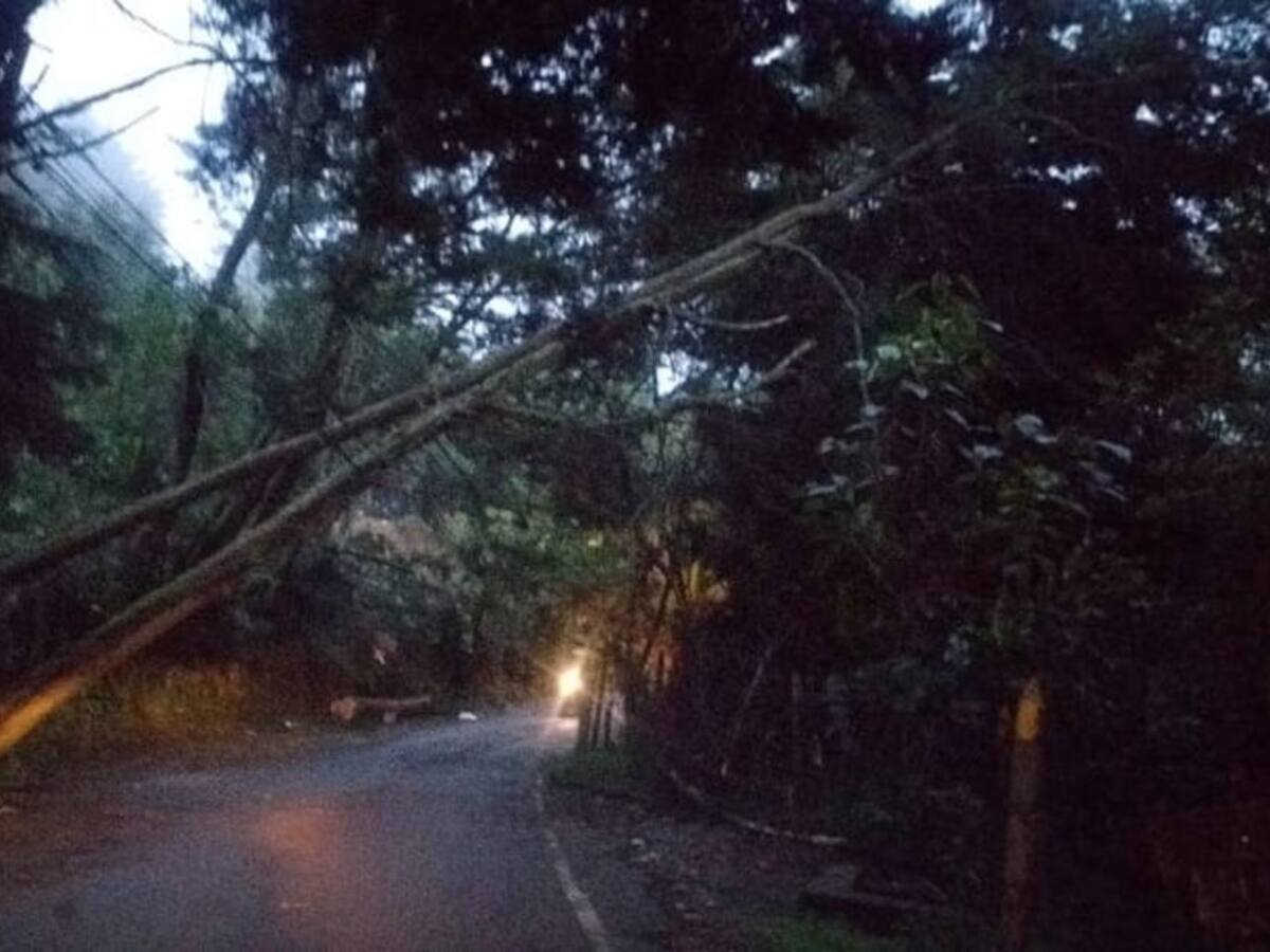 Se mantiene el cierre en la vía Medellín Santa Elena