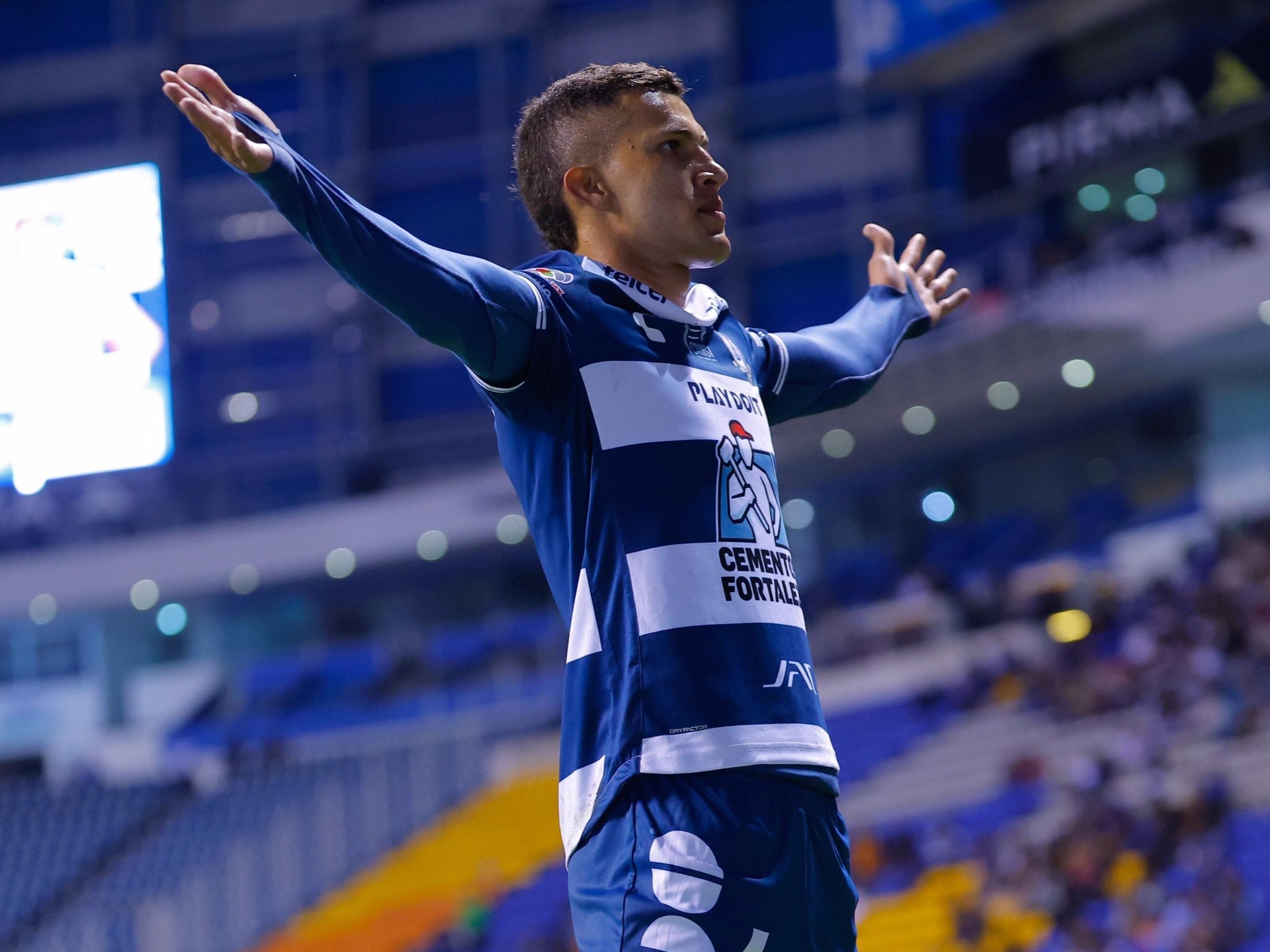 Nelson Deossa festeja uno de sus dos goles con Pachua ante Puebla / Twitter: @Tuzos.