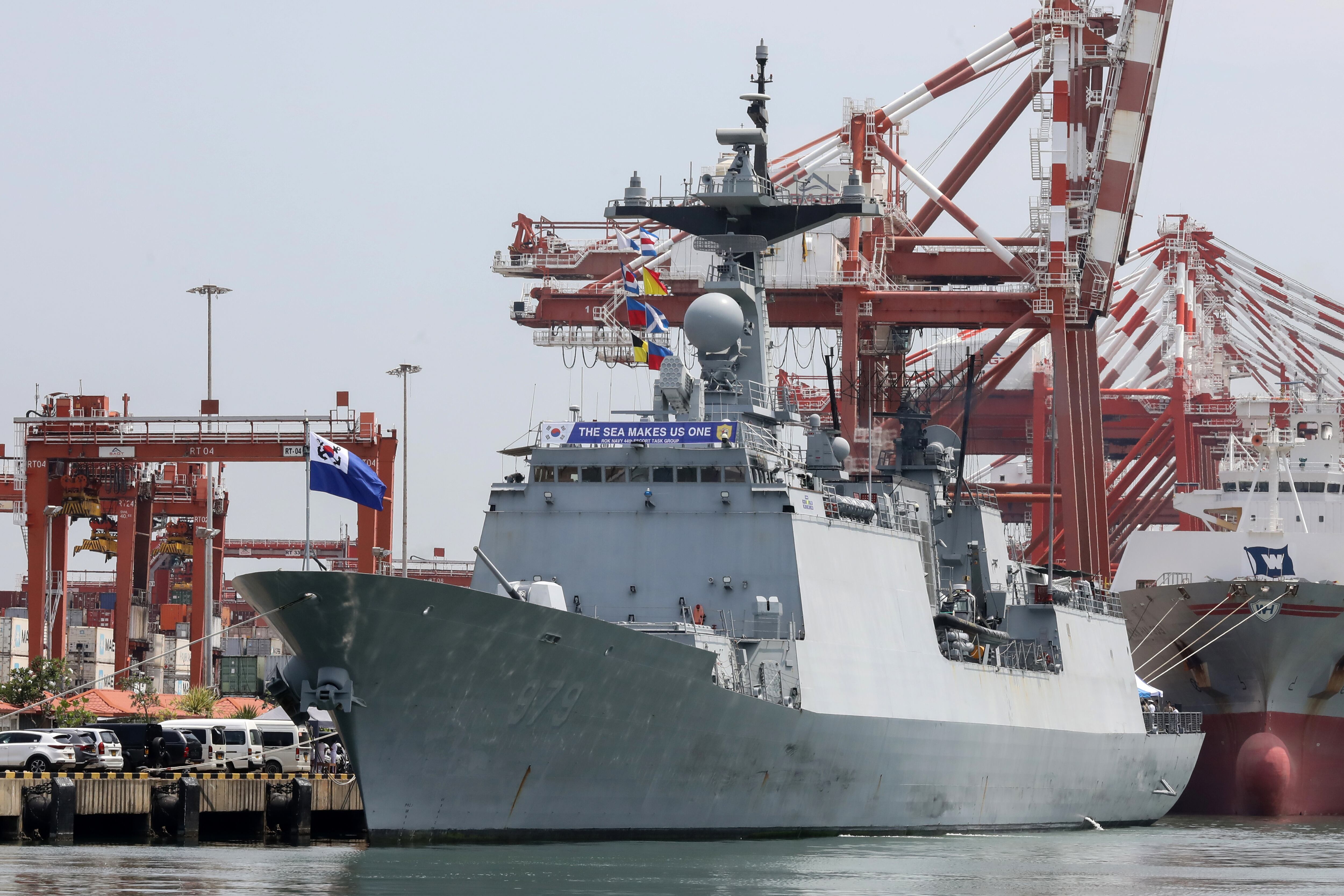 COLOMBO (Sri Lanka), 22/04/2025.- The Korean naval ship 'Kang Gam Chan' docks at a port in Colombo, Sri Lanka, 22 April 2025. The Republic of Korea (ROK) naval ship, Kang Gam Chan, arrived at the port of Colombo on a goodwill visit on 22 April.  (Corea del Norte, Corea del Sur) EFE/EPA/CHAMILA KARUNARATHNE