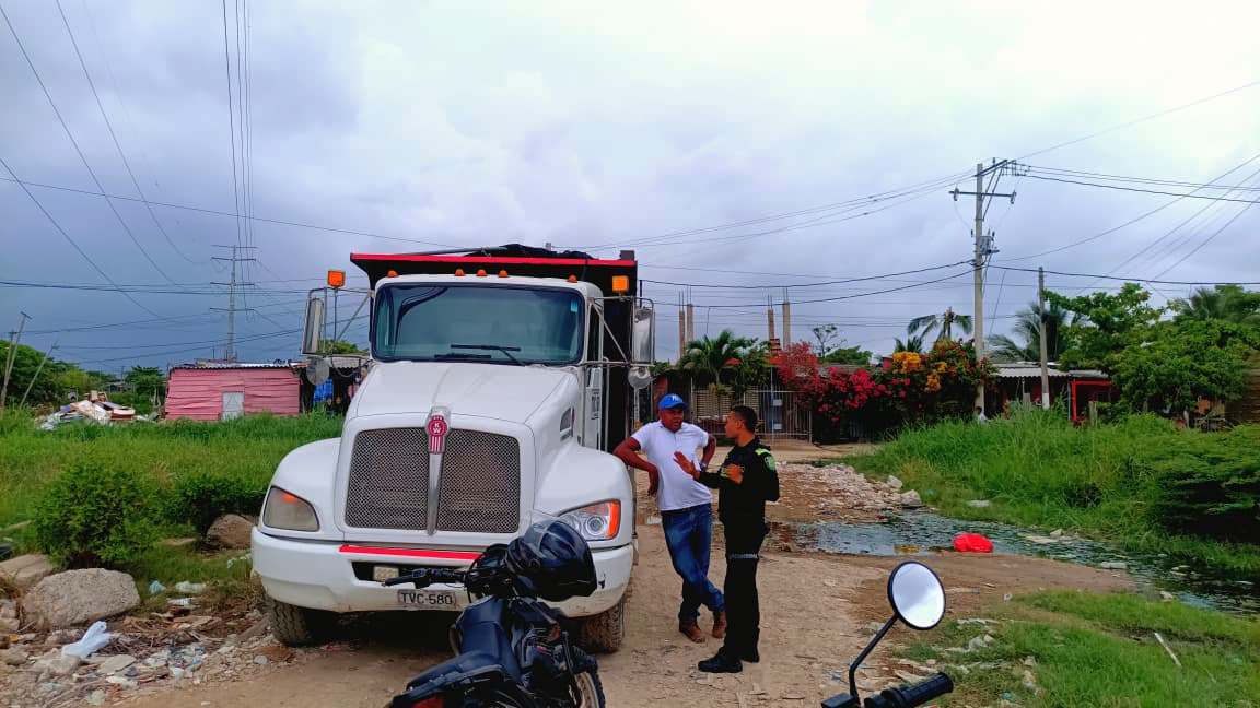 Sorprenden otra volqueta arrojando escombros en zona aledaña a la Ciénaga de la Virgen