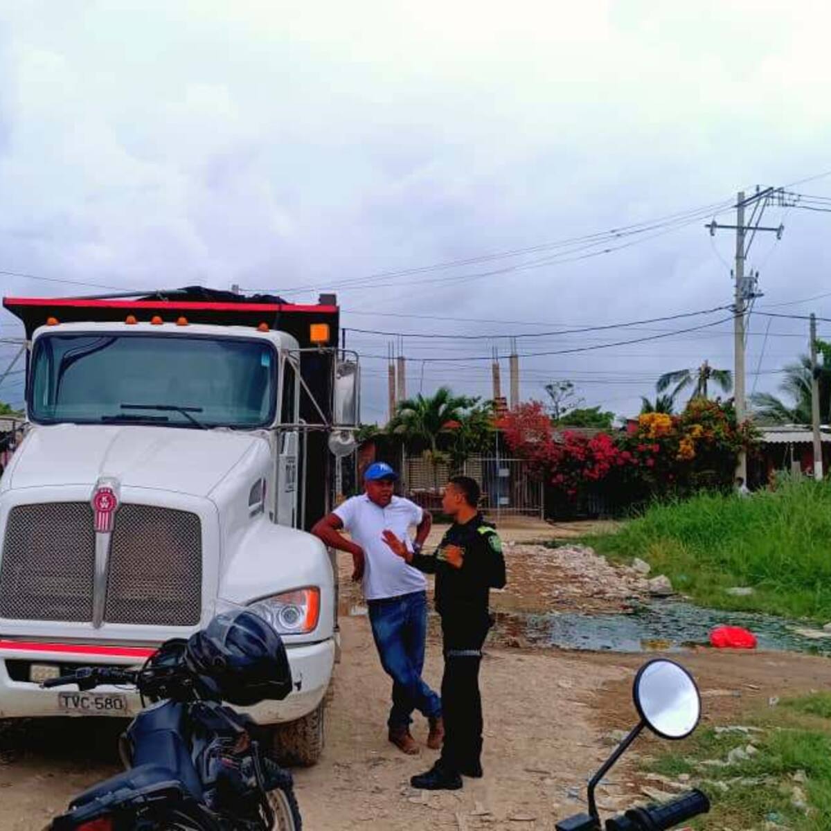 Sorprenden otra volqueta arrojando escombros en zona aledaña a la Ciénaga de la Virgen