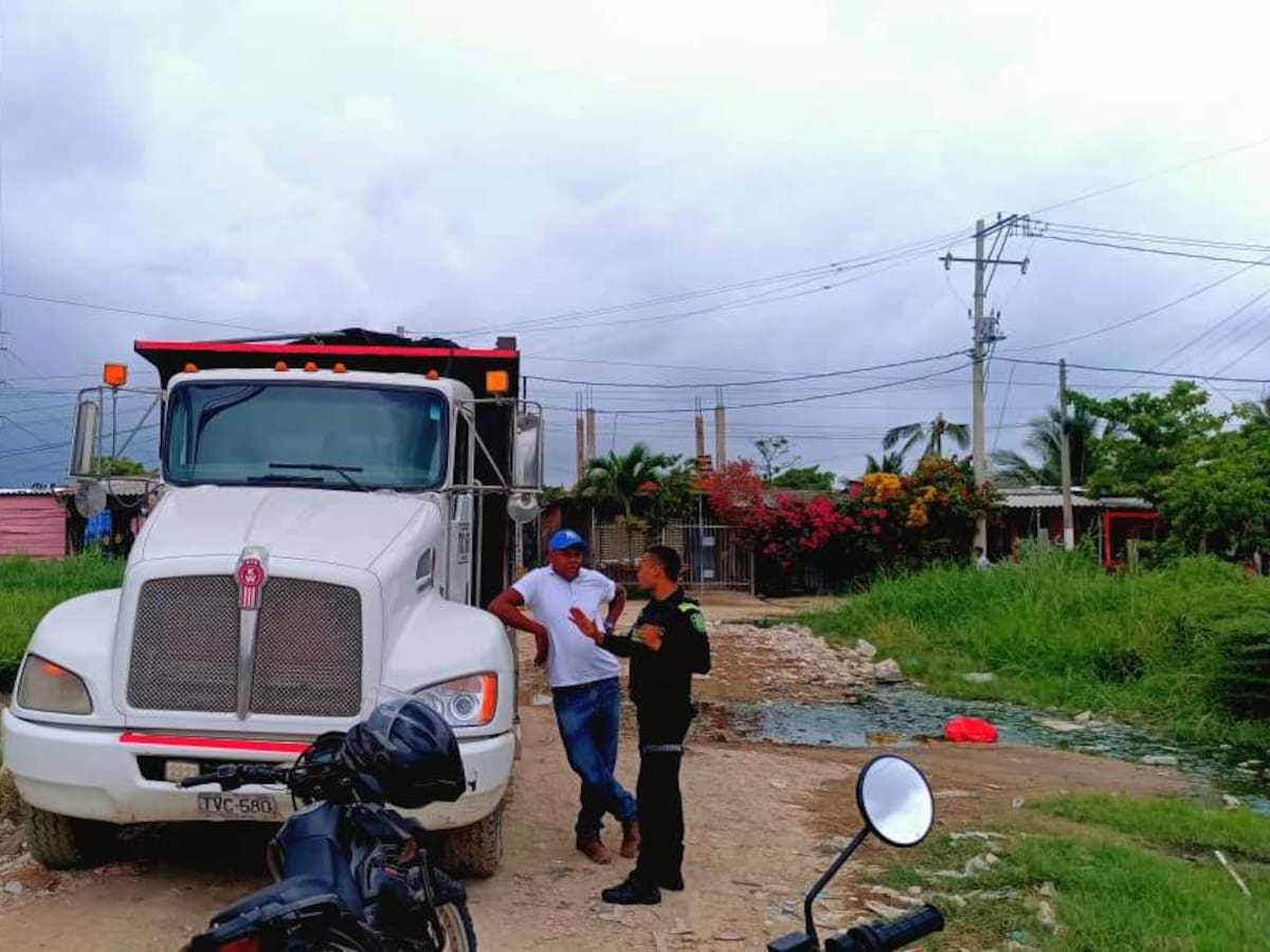 Sorprenden otra volqueta arrojando escombros en zona aledaña a la Ciénaga de la Virgen