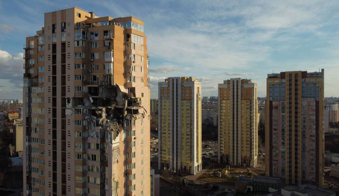 Edificio residencial en Kiev afectado por un bombardeo en medio de combates entre soldados rusos y ucranianos.          Foto :Getty 