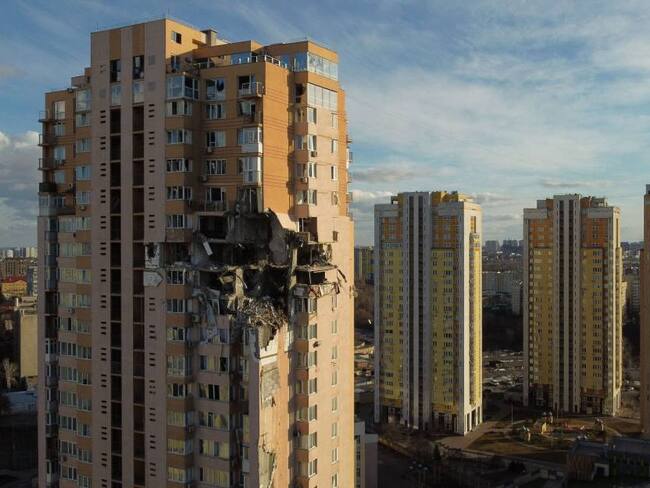 Edificio residencial en Kiev afectado por un bombardeo en medio de combates entre soldados rusos y ucranianos.          Foto :Getty 