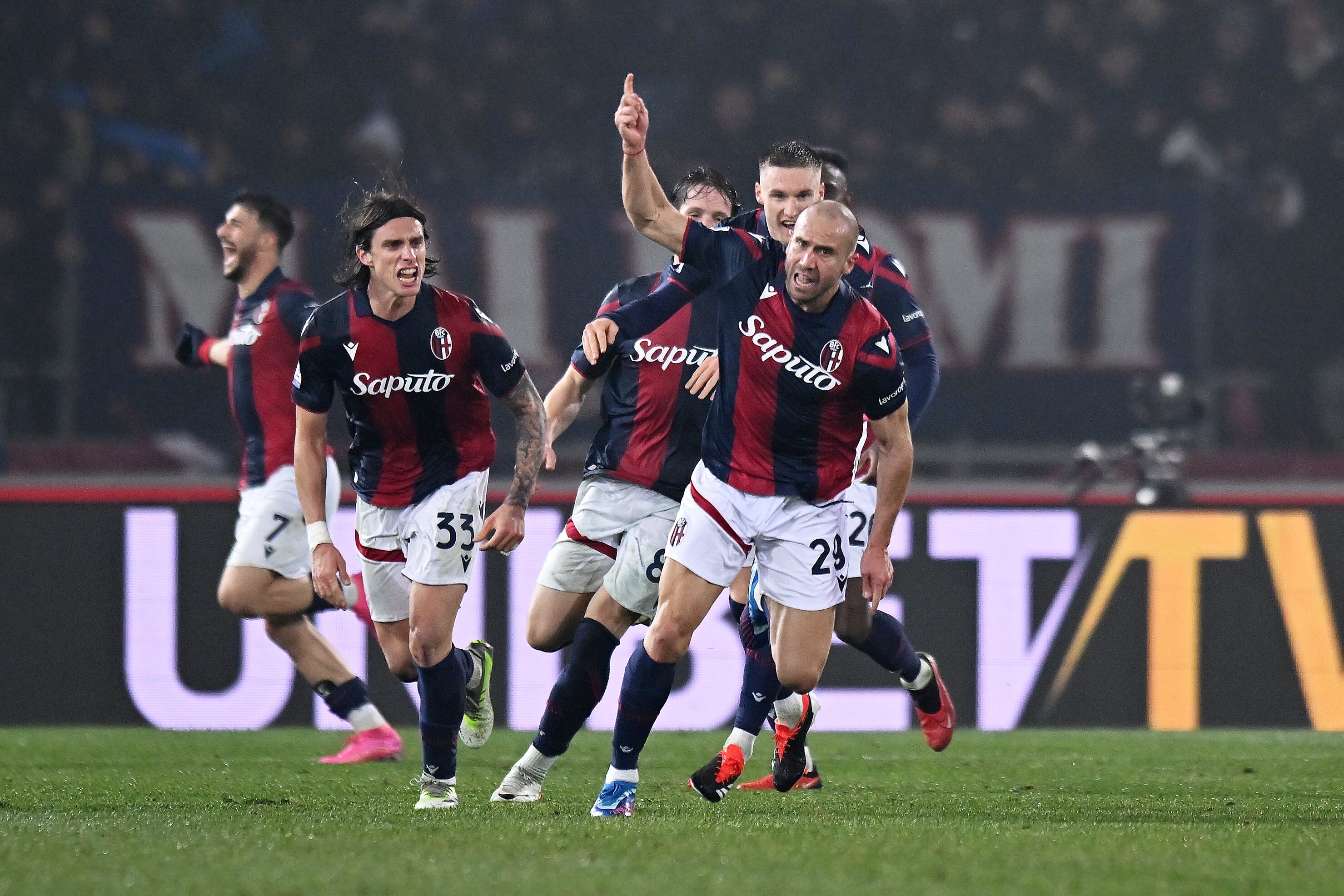 Jugadores del Bolonia celebrando el emapte sobre la hora frente al Genoa. (Photo by Alessandro Sabattini/Getty Images)