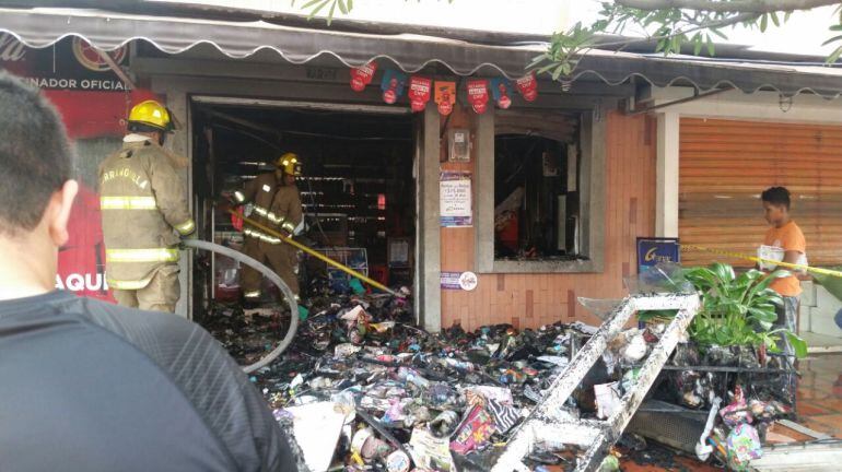 El incendio en el establecimiento comercial fue controlado por los bomberos.