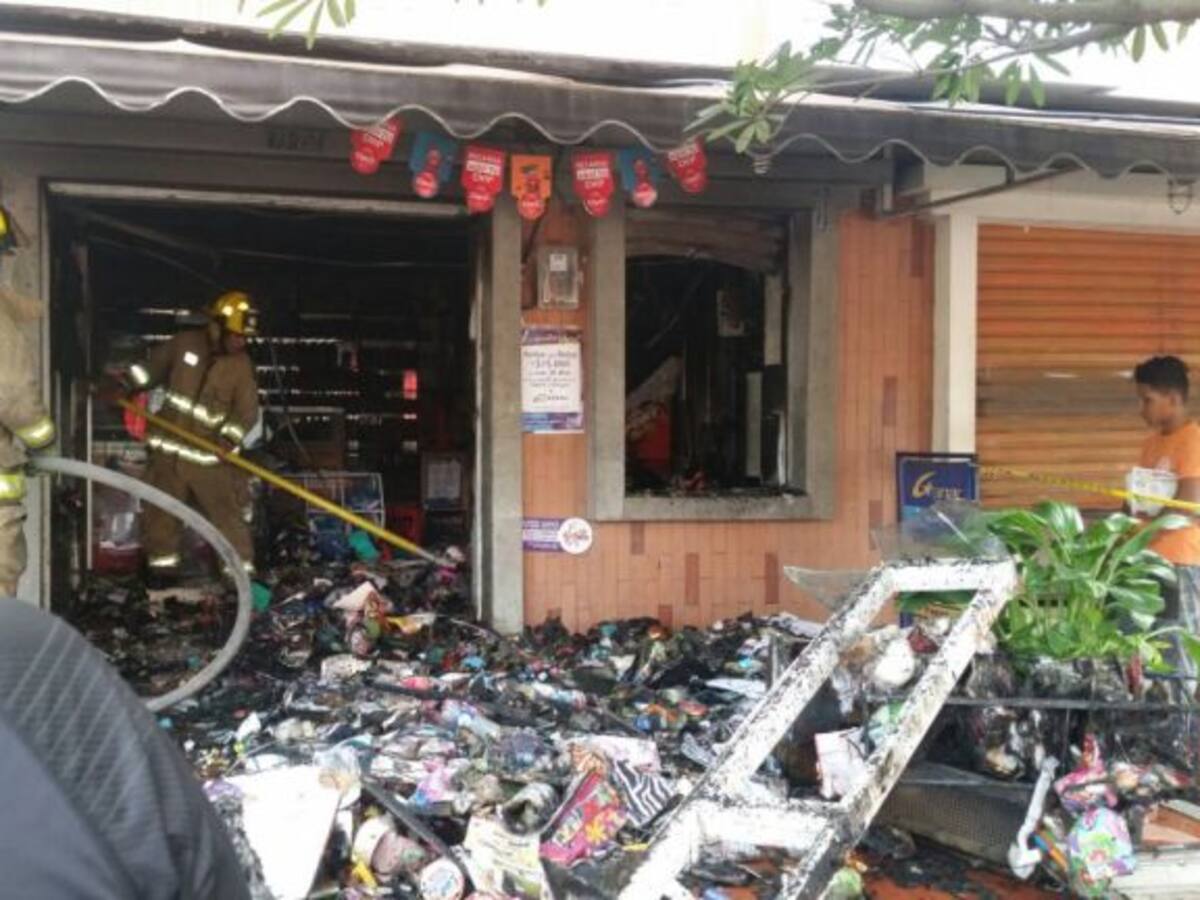 Bomberos controlaron incendio en miscelánea en Barranquilla