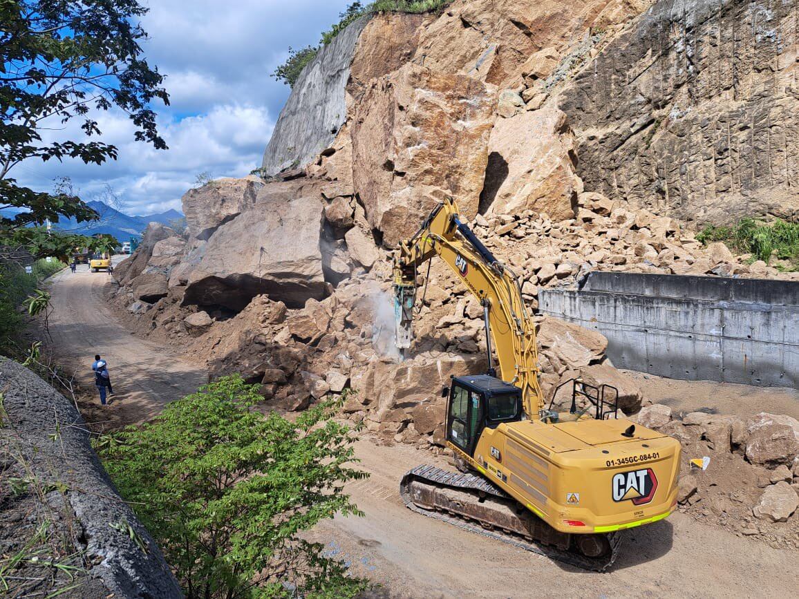 Invías trabajando para restaurar el paso de la vía El Korán - Guaduas, Cundinamarca (Crédito: Invías)
