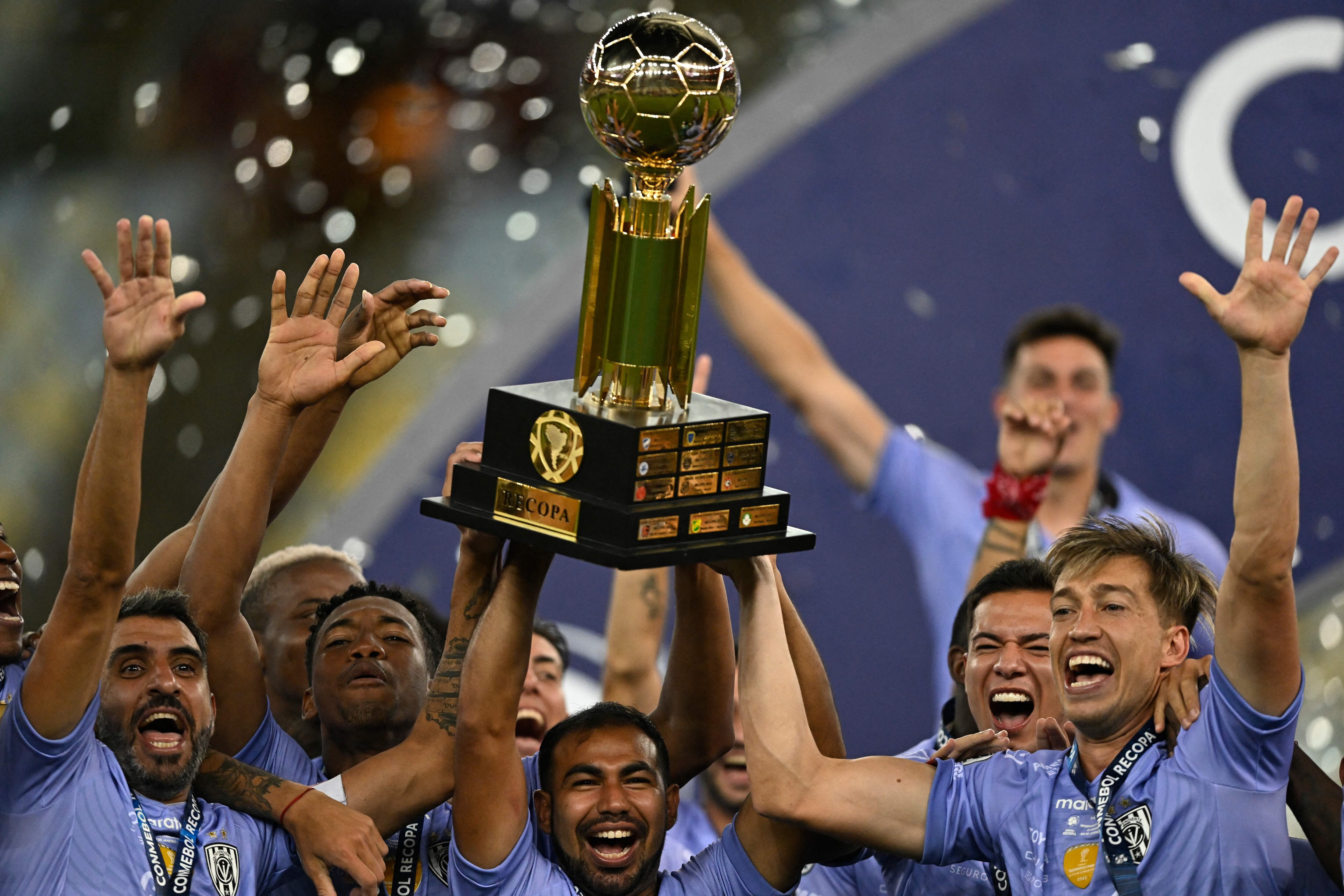 Independiente del Valle's midfielder Junior Sornoza (C) lifts the trophy with teammates after winning the Conmebol Recopa Sudamericana by defeating Brazil's Flamengo 5-4 in the penalty shoot-out during the second leg final match at Maracana Stadium in Rio de Janeiro, Brazil, on February 28, 2023. (Photo by MAURO PIMENTEL / AFP) (Photo by MAURO PIMENTEL/AFP via Getty Images)