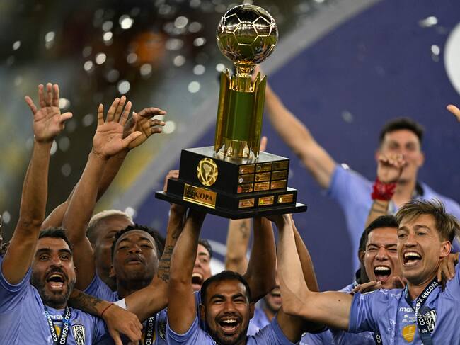 Independiente del Valle's midfielder Junior Sornoza (C) lifts the trophy with teammates after winning the Conmebol Recopa Sudamericana by defeating Brazil's Flamengo 5-4 in the penalty shoot-out during the second leg final match at Maracana Stadium in Rio de Janeiro, Brazil, on February 28, 2023. (Photo by MAURO PIMENTEL / AFP) (Photo by MAURO PIMENTEL/AFP via Getty Images)