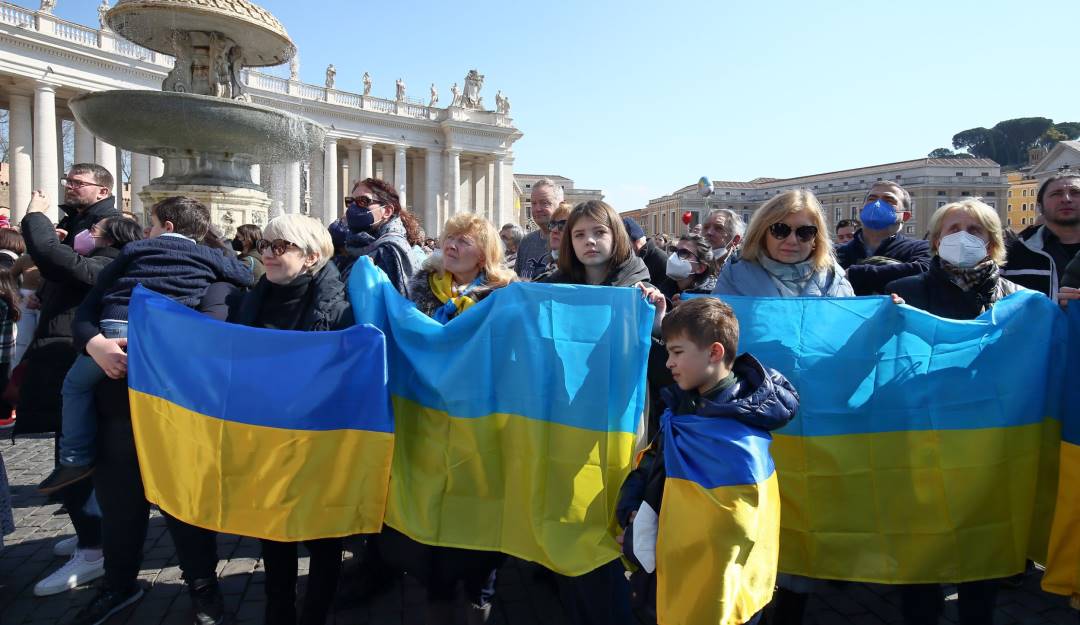 Ucranianos en la Plaza de San Pedro en el Vaticano.                     Foto: Getty 