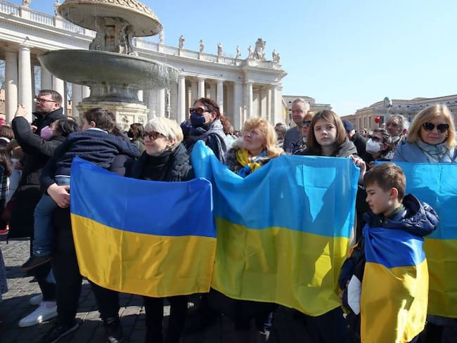 Ucranianos en la Plaza de San Pedro en el Vaticano.                     Foto: Getty 